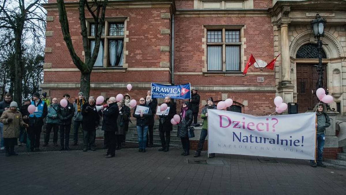 W piątek o godzinie 17 przed Budynkiem Rady Miasta w Gdańsku katolicy będą wspólnie odmawiać różaniec. Ma być to protest przeciwko programowi in vitro, który radni miasta (głosami polityków PO) przyjęli pod koniec lutego tego roku.