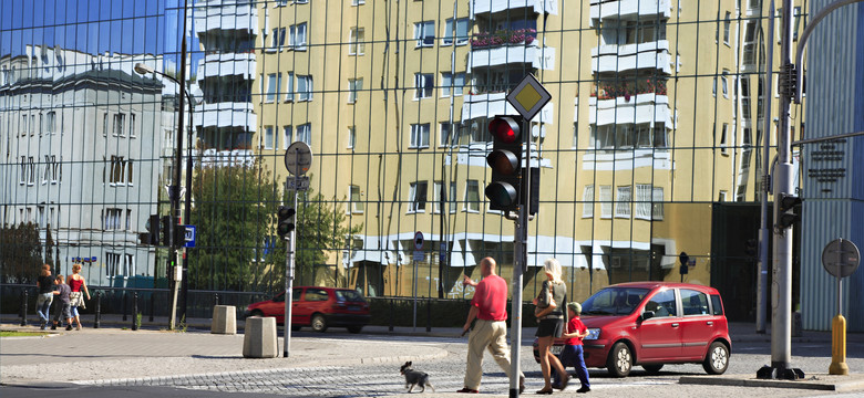 Na wakacje jeździ do Egiptu, ale na pralkę pożyczy od rodziców. Mają 12 tysięcy miesięcznie, nie odkładają nic na czarną godzinę