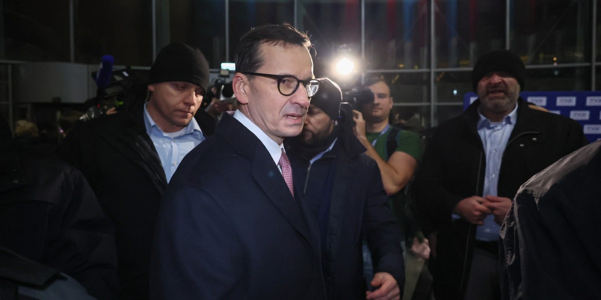 Mateusz Morawiecki protestuje przed siedzibą TVP