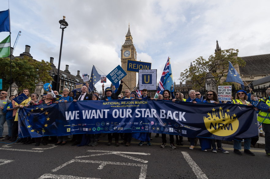 Demonstranci w Londynie, domagając się powrotu Wielkiej Brytanii do Unii Europejskiej, trzymają transparent z napisem: "chcemy z powrotem naszą gwiazdkę", 22 października 2022 r.