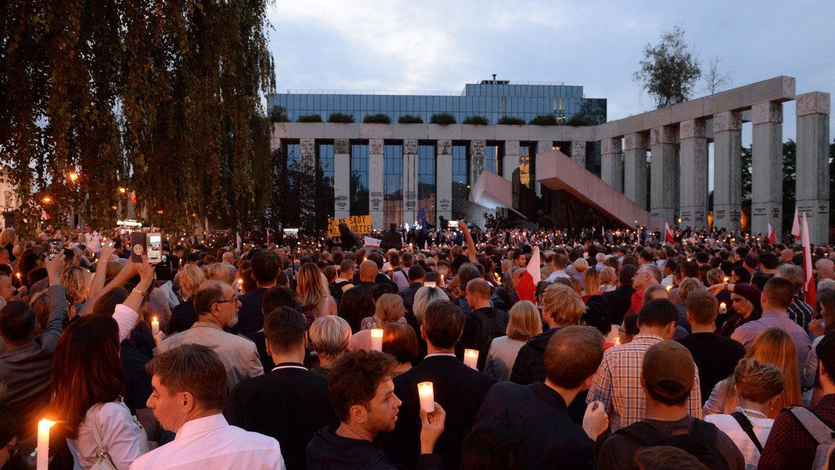 Dziś o godzinie 12 w Sejmie rozpocznie się wysłuchanie publiczne z udziałem sędziów i prawników ws. projektu ustawy o Sądzie Najwyższym; wszyscy zaproszeni zostaną wpuszczeni na teren Sejmu, w tym prof. Adam Strzembosz i prof. Andrzej Rzepliński - poinformowali na konferencji politycy PO.