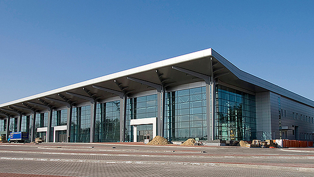 Przykładem wzorcowej współpracy władz państwowych z prywatnym biznesem nazwał otwarty w sobotę nowy terminal portu lotniczego w Charkowie prezydent Ukrainy Wiktor Janukowycz.
