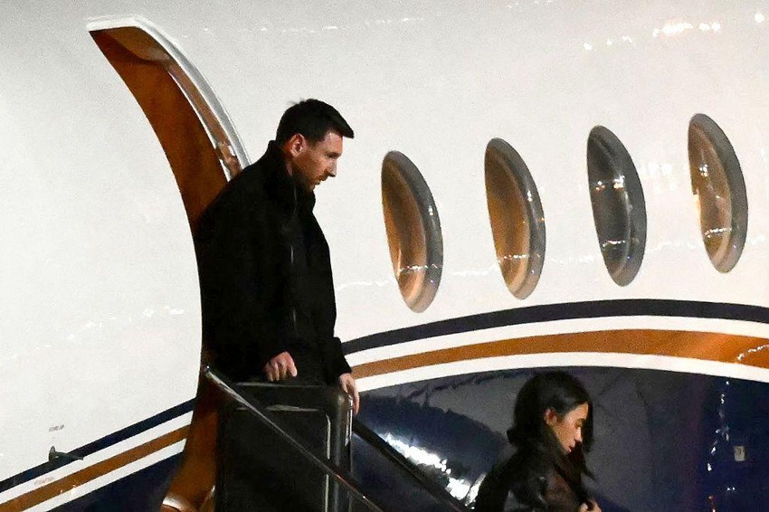 Lionel Mesi je sa suprugom odleteo privatnim avionom u Rozario, gde mu je otac preminuo | Foto: Luis ROBAYO / AFP via Getty Images