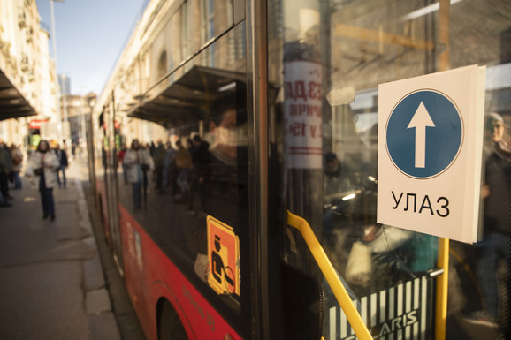 PIJANI MUŠKARAC PLJUVAO I PRETIO VOZAČU, A ONDA RAZBIJAO AUTOBUS Nastao haos u beogradskom prevozu na liniji 27: Putnici snimili jezivu scenu