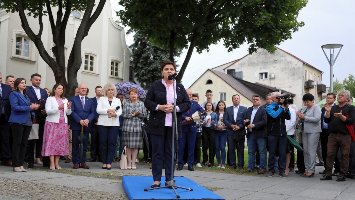 Beata Szydło na podeście