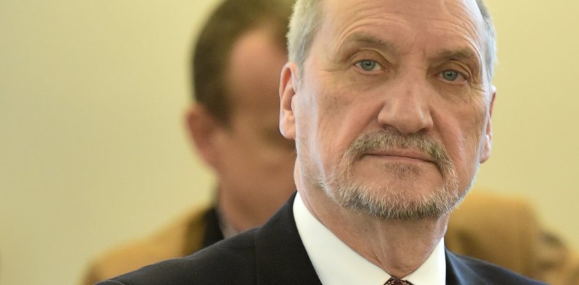 Macierewicz zamyka Akademię Obrony Narodowej!