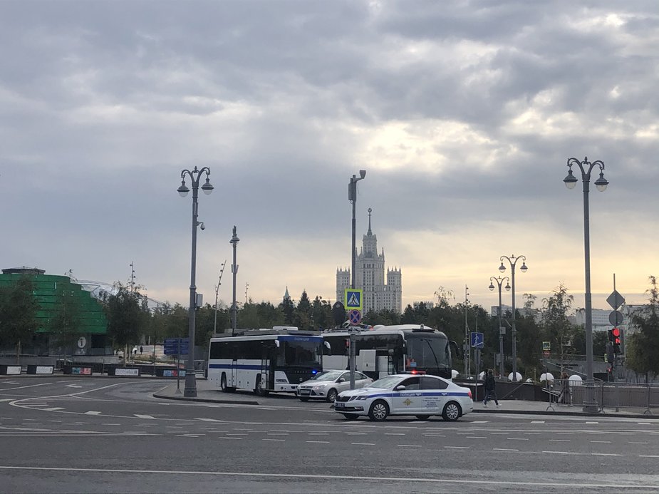 Coches de policía de la policía en el centro de Moscú