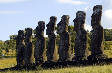 FILES-CHILE-EASTER ISLAND-MOAIS