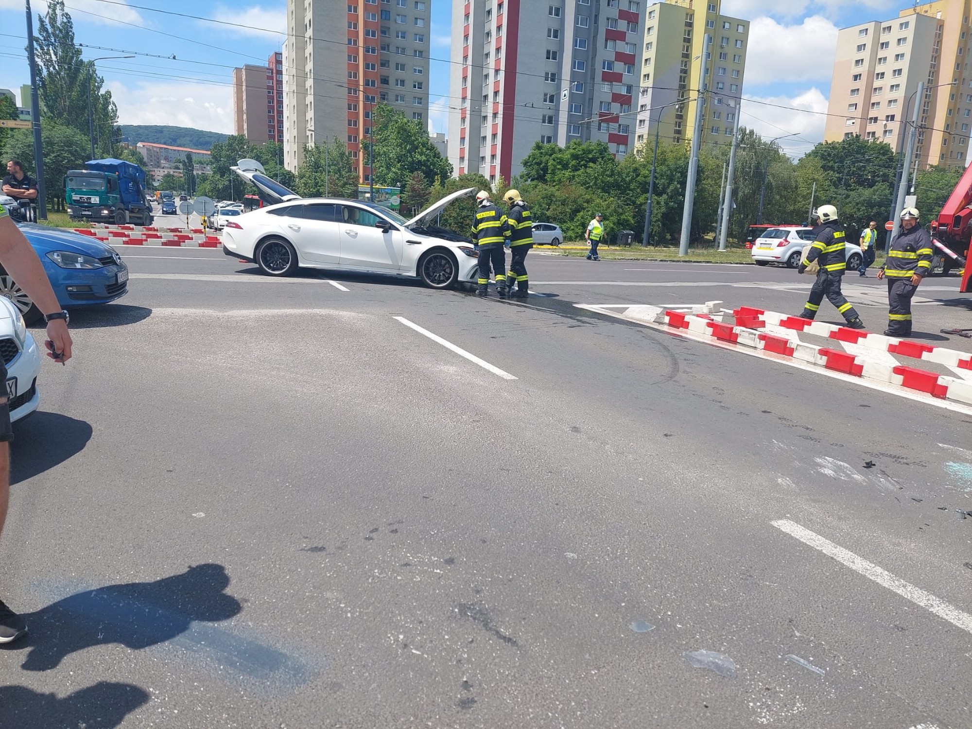 V Dúbravke sa zrazilo auto so sanitkou.