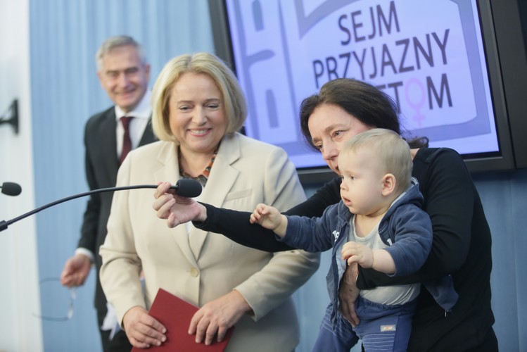 60-letnia matka bliźniąt, aktorka Barbara Sienkiewicz z dziećmi w Sejmie