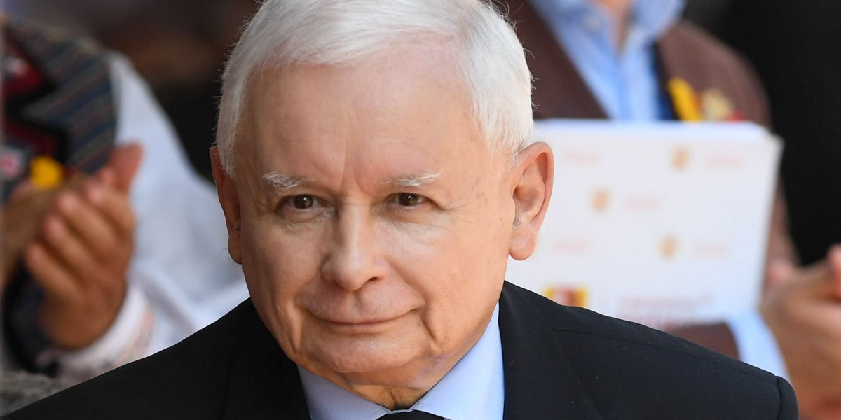 Wicepremier Jarosław Kaczyński ogłaszając kwotę czternastki pomylił kwotę netto z brutto? Pojawiają się takie doniesienia