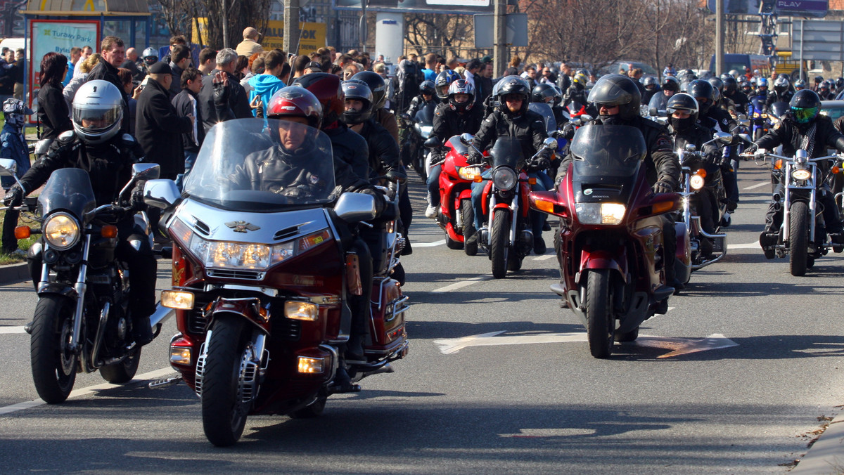 Przejazd ponad 500 motocykli - od tych o wartości dwóch dobrej jakości samochodów, aż po zwykłe skutery - rozpoczęło w niedzielę w Opolu oficjalnie sezon motorowy. Było głośno, barwnie oraz nie zabrakło tradycyjnego palenia gumy - podało Radio Opole.