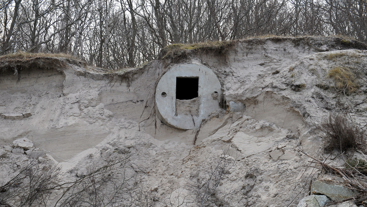 Sztorm odsłonił betonowe bunkry na plaży w Kołobrzegu