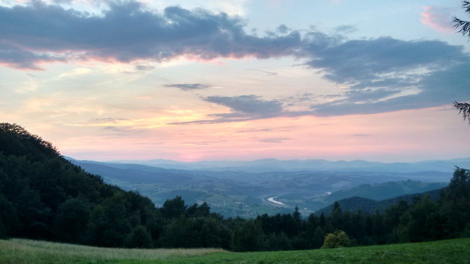 Beskid Sądecki. Zachód słońca z polany Kretówki w drodze na Cyrlę. fot. Jakub Zygmunt