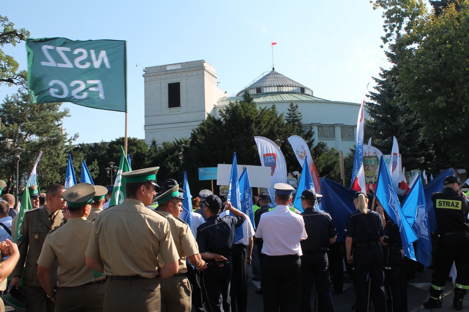 Protest związkowców przed parlamentem