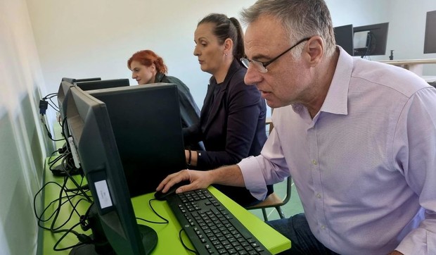 Mirjana Katić i Aleksandar Kavčić instaliraju računare u seoskoj školi u Dušmanićima