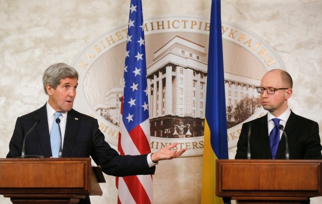 W trakcie środowej wizyty w Kijowie, w obecności premiera Jaceniuka, amerykański sekretarz stanu John Kerry wezwał Rosję do respektowania wrześniowych porozumień z Mińska.