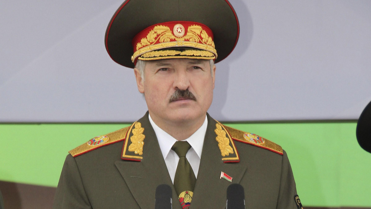 Prezydent Białorusi Alaksandr Łukaszenka oznajmił w niedzielę, podczas obchodów Dnia Niepodległości, że pewne państwa narzucają jego krajowi "scenariusze kolorowych rewolucji", a ich celem jest "rzucenie na kolana" Białorusi.