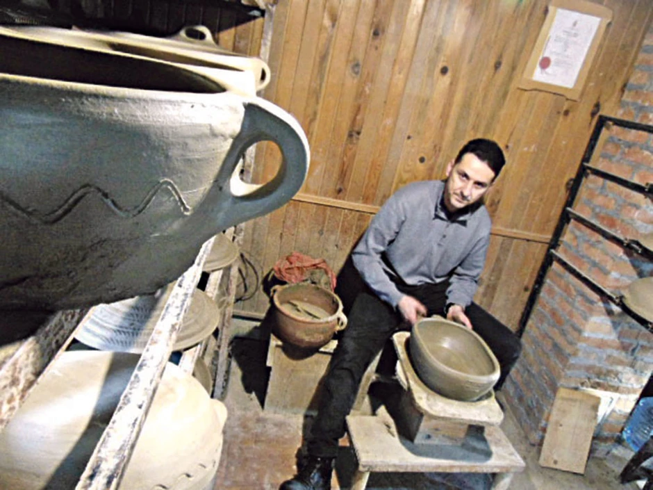 Danas hoću – sutra neću je nemoguće. Kada započneš da praviš posudu, ne smeš da je zapostaviš. Od nanošenja gline do finalnog proizvoda svaki dan si uz nju, priča nam Darko Tešić