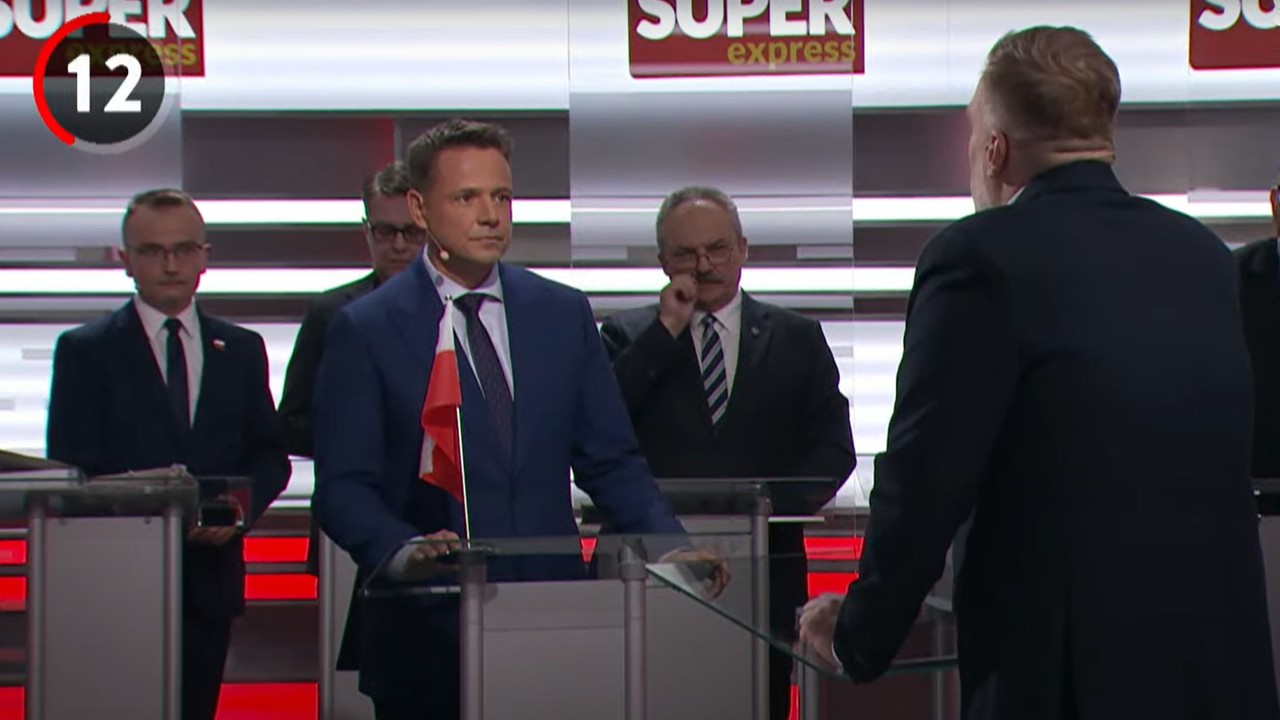 Rafał Trzaskowski zaskoczył na początku debaty. Przyniósł flagę i skrytykował Karola Nawrockiego