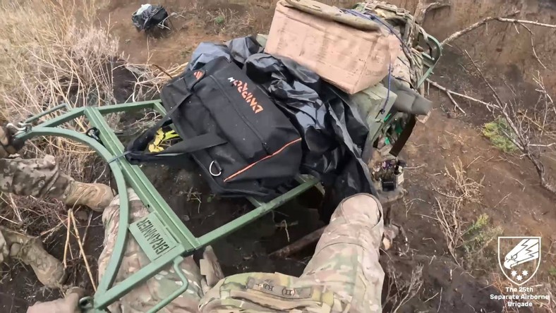 Wózkiem transportowym przez błoto