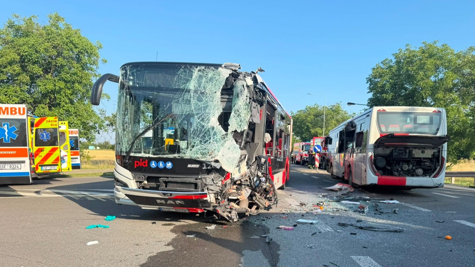 Medzi českými obcami Buštěhrad a Lidice sa zrazili dva autobusy.