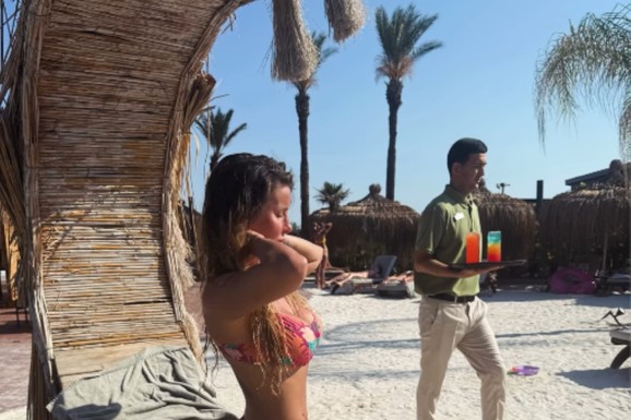 "NA 88 SATI POSTA SAM, 100 SATI NEĆU JESTI" Jelena Radanović se istopila, pokazala zgodno telo - NOGE UTEGNUTE, RAVAN STOMAK (FOTO)