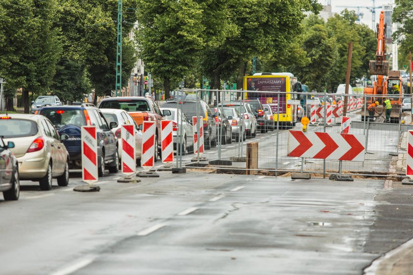 Wielkie korki na Królowej Jadwigi z powodu budowy kanalizacji