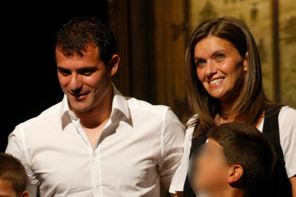 RODILA MU TRI SINA, NEMA KUĆNU POMOĆNICU I NE PRATI MODU Evo ko je bivša supruga Dejana Stankovića od koje se razveo nakon 23 godine: "Zaljubio sam se čim sam je video"