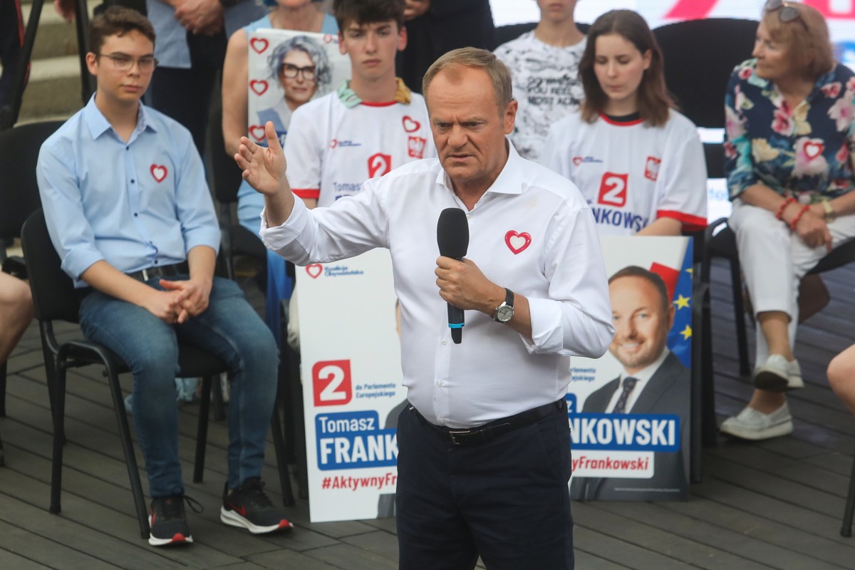 Białystok, 24.05.2024. Premier Donald Tusk (C) podczas otwartego spotkania z mieszkańcami miasta w Amfiteatrze Opery i Filharmonii Podlaskiej w Białymstoku, 24 bm. (amb) PAP/Artur Reszko
