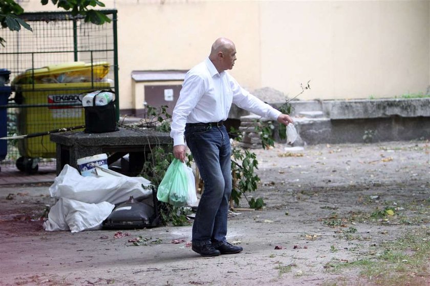 Stanisław Tym dokarmia... koty