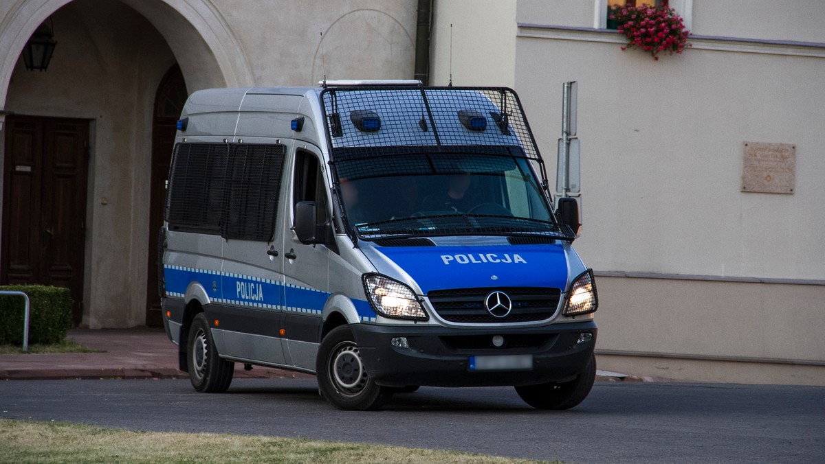 Komendant główny policji nadinsp. Marek Działoszyński zdecydował o rezygnacji z wartego ponad 19 mln zł projektu, który miał wdrożyć program e-posterunek; aplikacja miała m.in. usprawnić pracę policjantów dochodzeniowo-śledczych - wynika z informacji PAP.