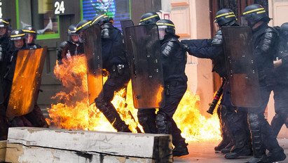 Pokol a francia utcákon - Lángolva menekülnek a rendőrök a Molotov-koktélok elől