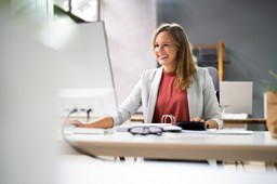 Czy biuro rachunkowe może korzystać ze zwolnienia z opodatkowania VAT?