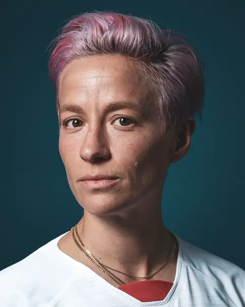 Megan Rapinoe z USA pozuje do portretu podczas oficjalnej sesji portretowej FIFA Women&#39;s World Cup 2019  / FIFA via Getty Images