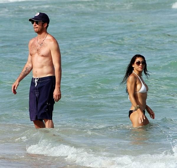 Dylan McDermott z seksowną partnerką na plaży w Miami