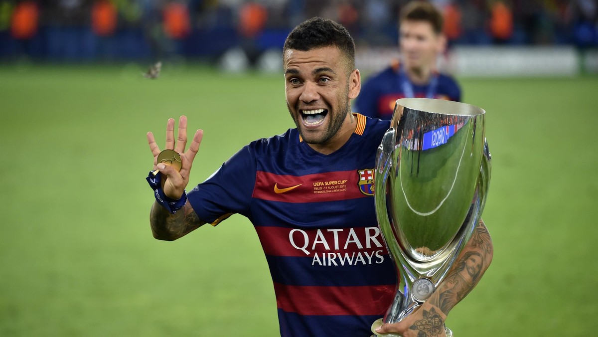 Dani Alves, boczny obrońca FC Barcelona, udzielił wywiadu dziennikowi "O'Globo" i zdradził nieco na temat swojej osobowości. Brazylijczyk przekonuje, że jest "pozytywnie szalony" i po zakończeniu kariery nie chce mieć z futbolem wiele wspólnego.