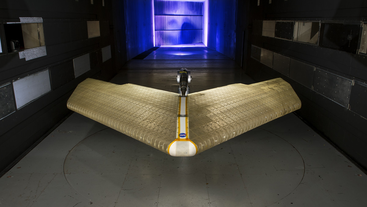 Inżynierowie z Massachusetts Institute of Technology MIT oraz NASA Ames Research Center budują samolot zmieniający kształt podczas lotu. Samolot w kształcie latającego skrzydła będzie wyjątkowo lekki, a zarazem plastyczny - informuje "Rzeczpospolita".