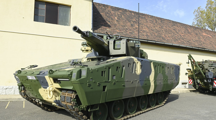 Az új magyar katonai jármű kétségtelenül a legkorszerűbb lövészpáncélos / Fotó: MTI/Koszticsák Szilárd
