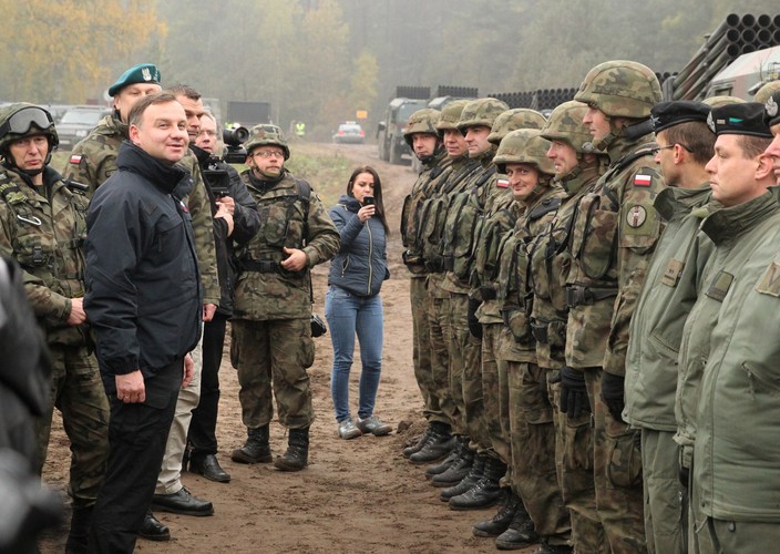 Prezydent Andrzej Duda podczas spotkania z żołnierzami 34. Brygady Kwalerii Pancernej z Żagania i 23. Pułku Artylerii z Bolesławca