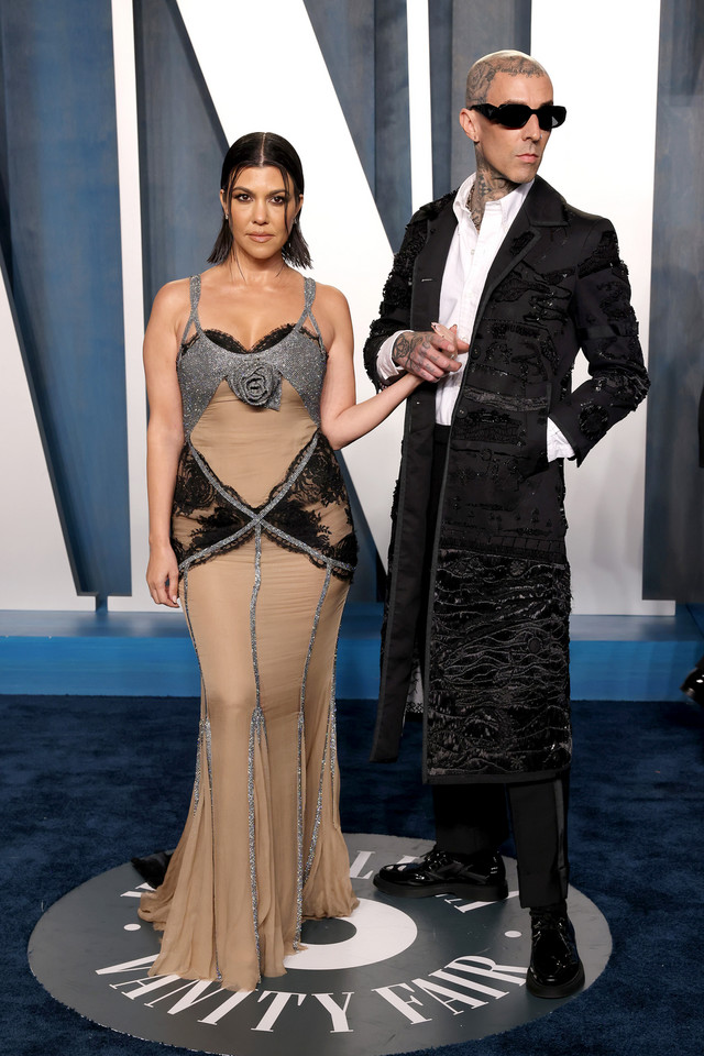 Oscary 2022. Kourtney Kardashian i Travis Barker na imprezie "Vanity Fair"