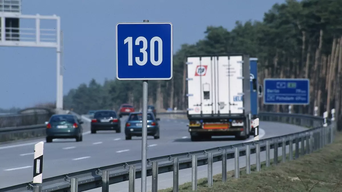 Niemcy to jedyny kraj w Europie, w którym nie ma generalnego ograniczenia prędkości na autostradach. Na wielu odcinkach obowiązuje tylko ”prędkość zalecana” wynosząca 130 km/h. Minister transportu broni tego rozwiązania. 