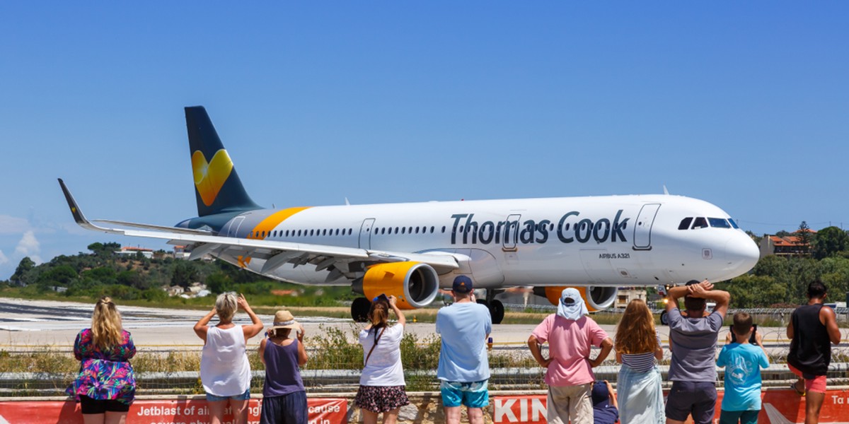 Biuro podróży Thomas Cook ogłosiło upadłość w nocy z niedzieli na poniedziałek. Za granicą pozostało 150 tys. klientów, a akcja ich sprowadzania do kraju określana jest jako największa operacja repatriacyjna w czasie pokoju w historii Wielkiej Brytanii