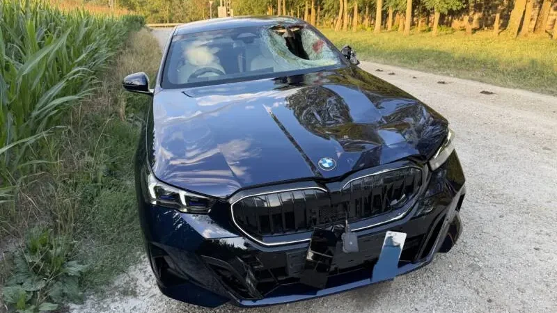 Vozidlo BMW, ktoré po zrážke s cyklistom podozrivý vodič zanechal na slovensko-maďarskom pohraničí pri obci Rajka