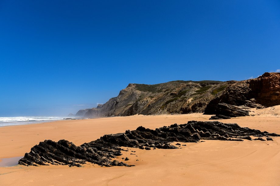 Praia da Cordoama – szeroka i rozległa plaża, uwielbiana przez surferów. 