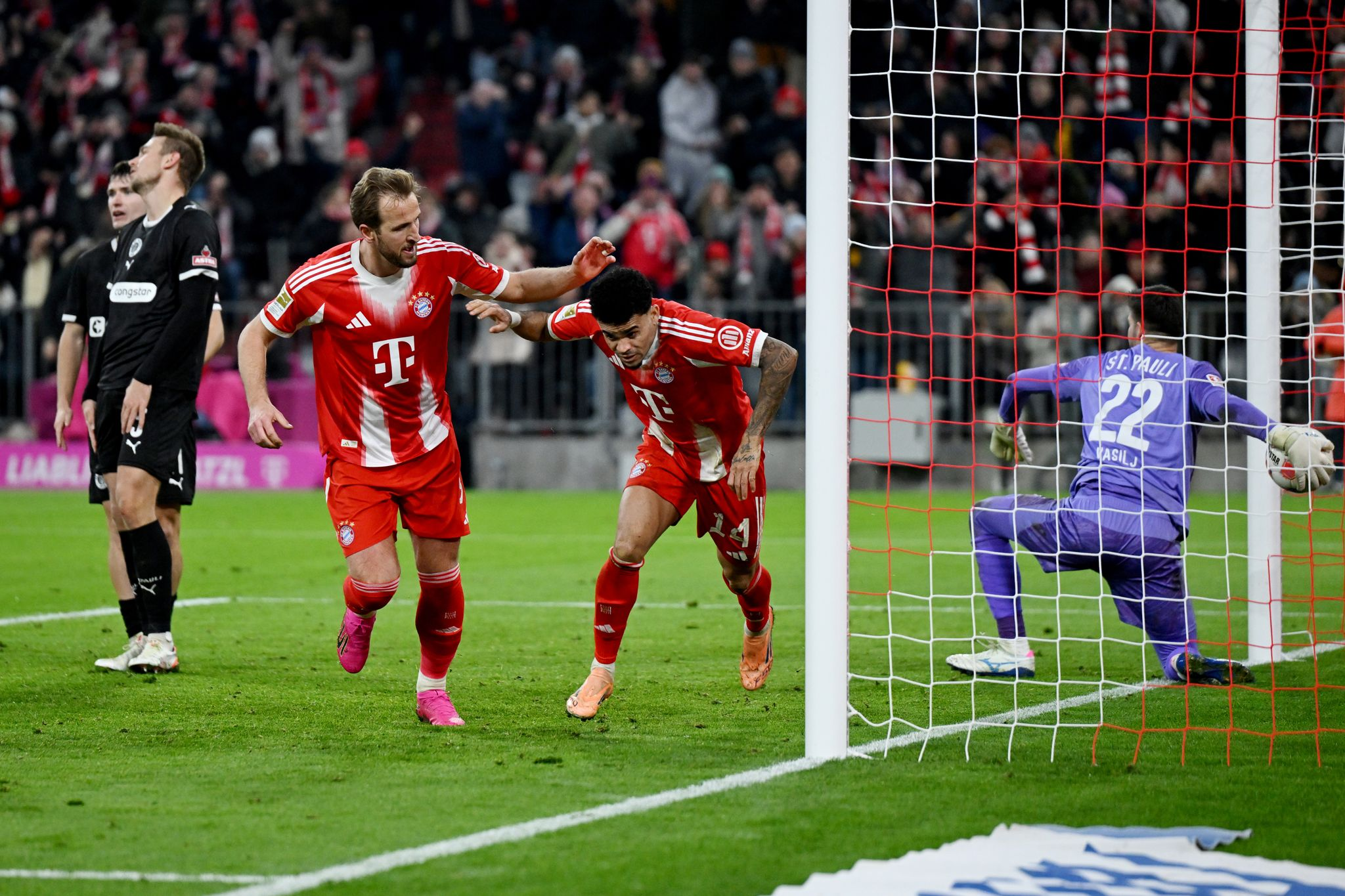 'Chaoskreativität': Díaz rettet Bayern mit Last-Minute-Tor zum 2:1