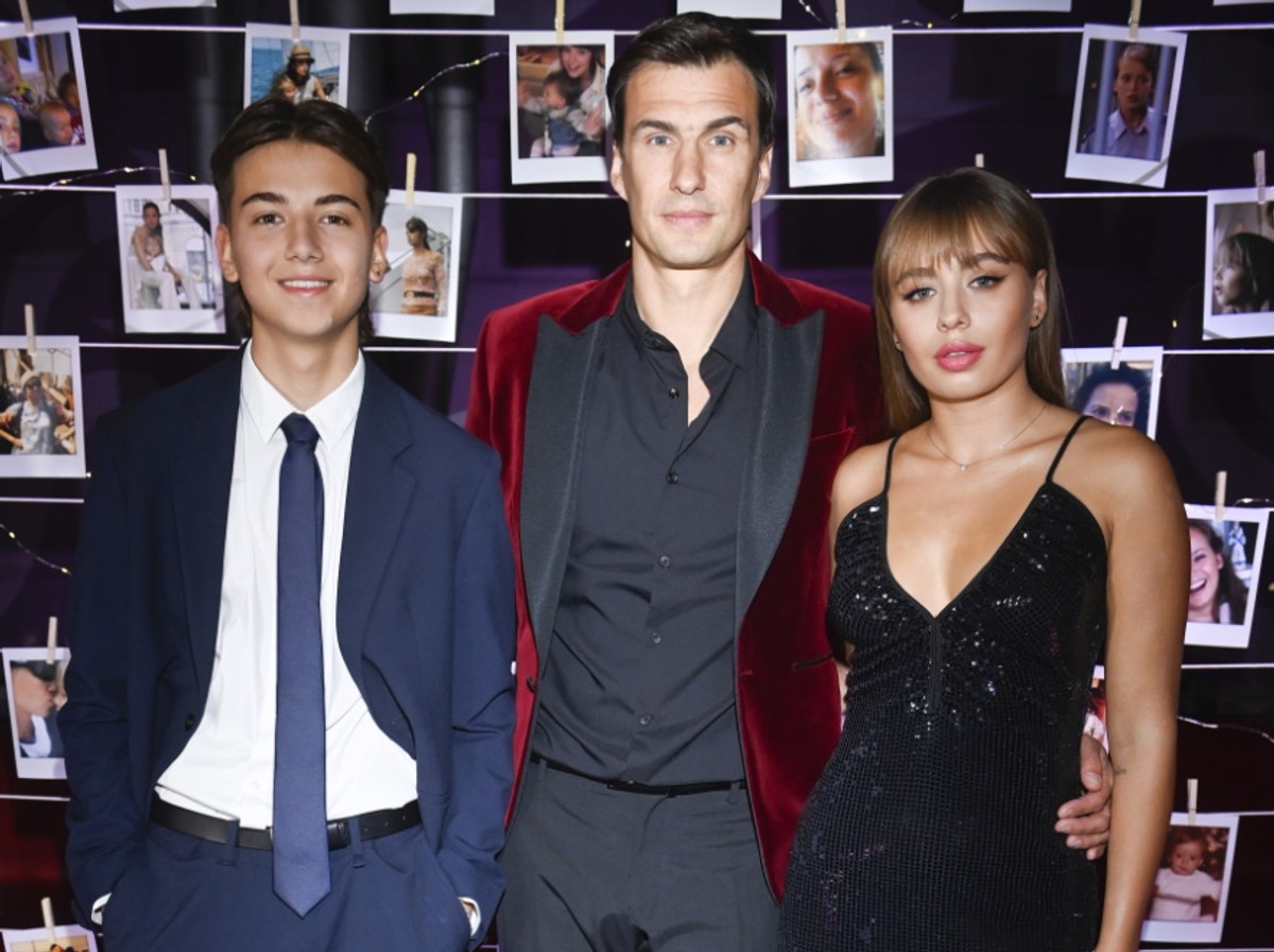 Szymon, Jarosław i Oliwia Bieniukowie na premierze filmu "Ania".