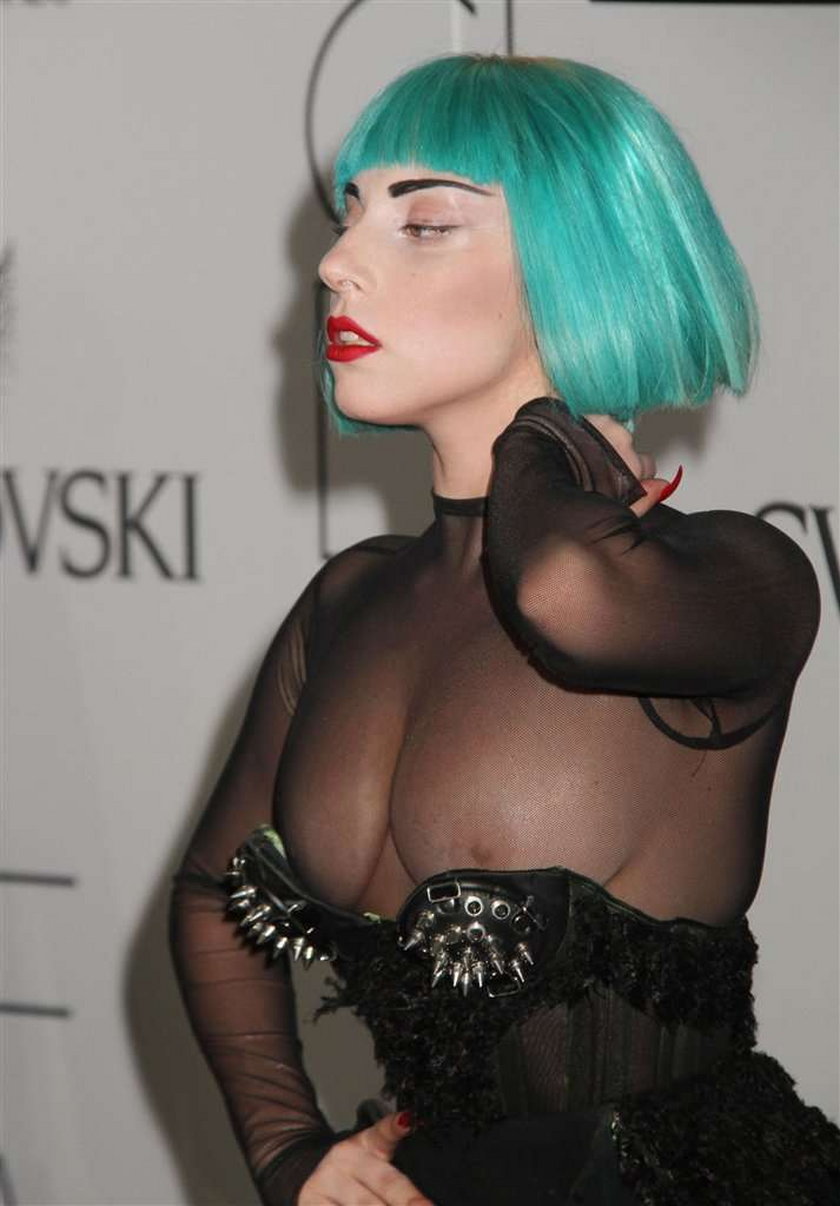 Lady Gaga pokazała biust