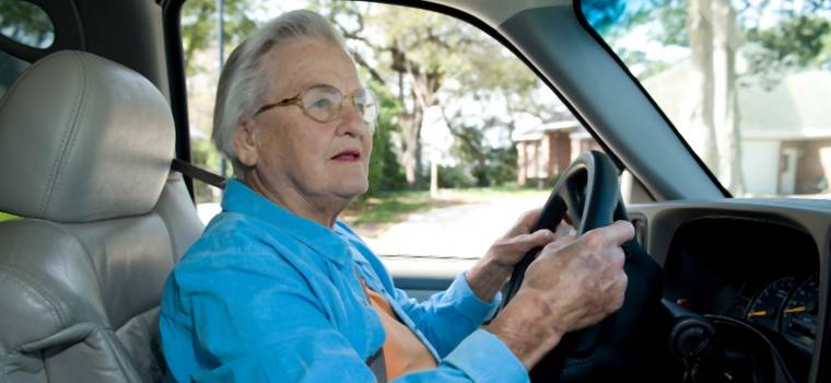 Po kolizji spowodowanej przez 100-latka – czy senior powinien prowadzić samochód?