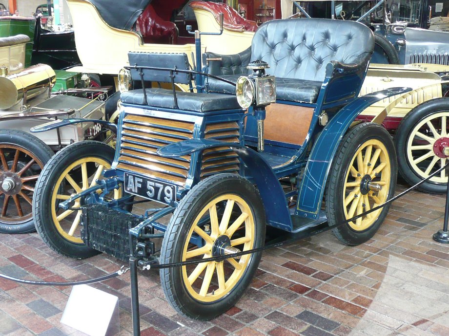 Fiat 4 hp z 1899 roku to pierwszy samochód włoskiej marki. Mieścił troje pasażerów i rozpędzał się do maksymalnie 35 km/godz., spalając 8 litrów benzyny na 100 km. 